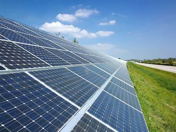 Fotovoltické panely vyrábajúce elektrickú energiu zo slnka