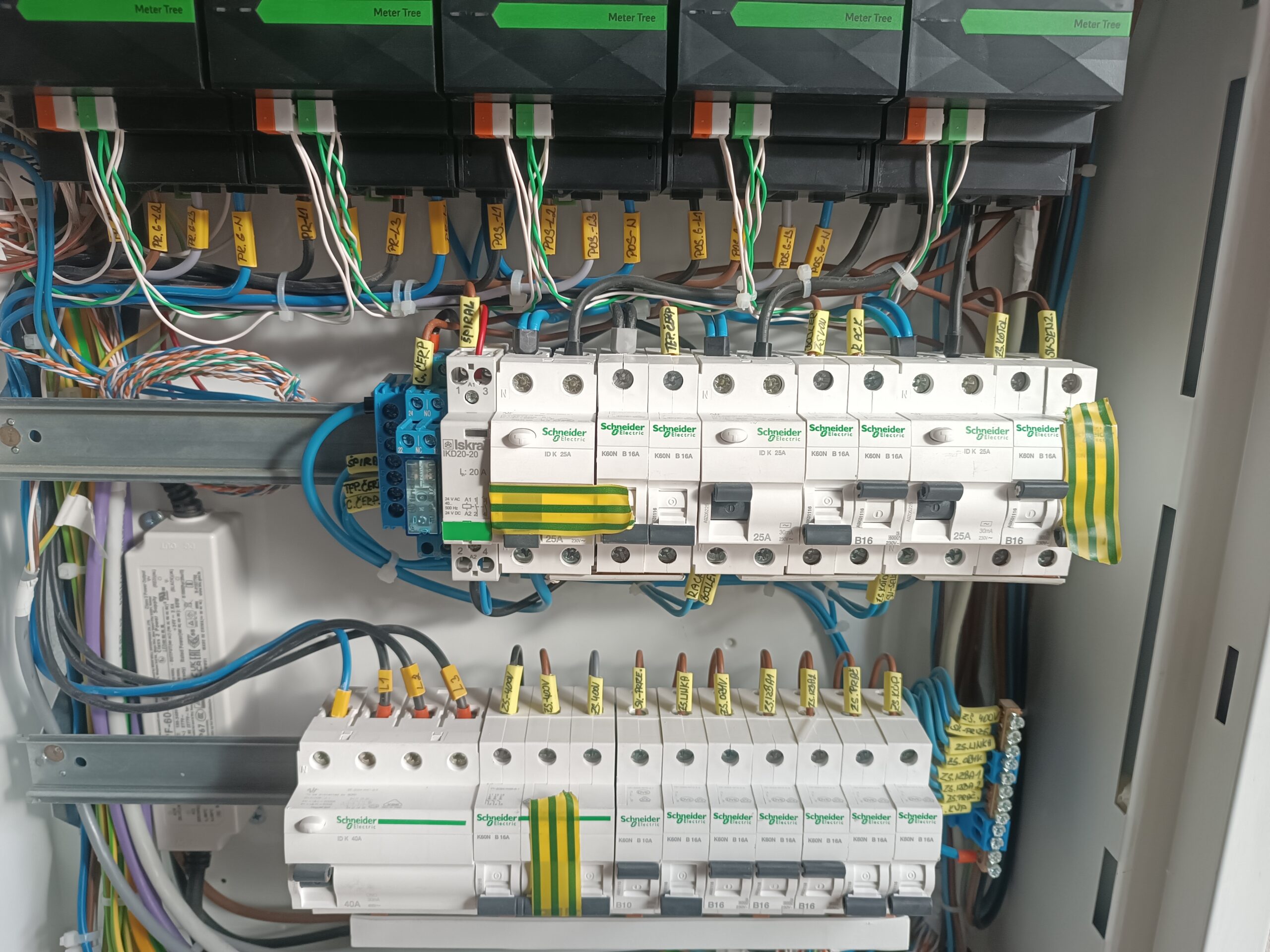 Označené vodiče a istiace prvky elektrického rozvádzača