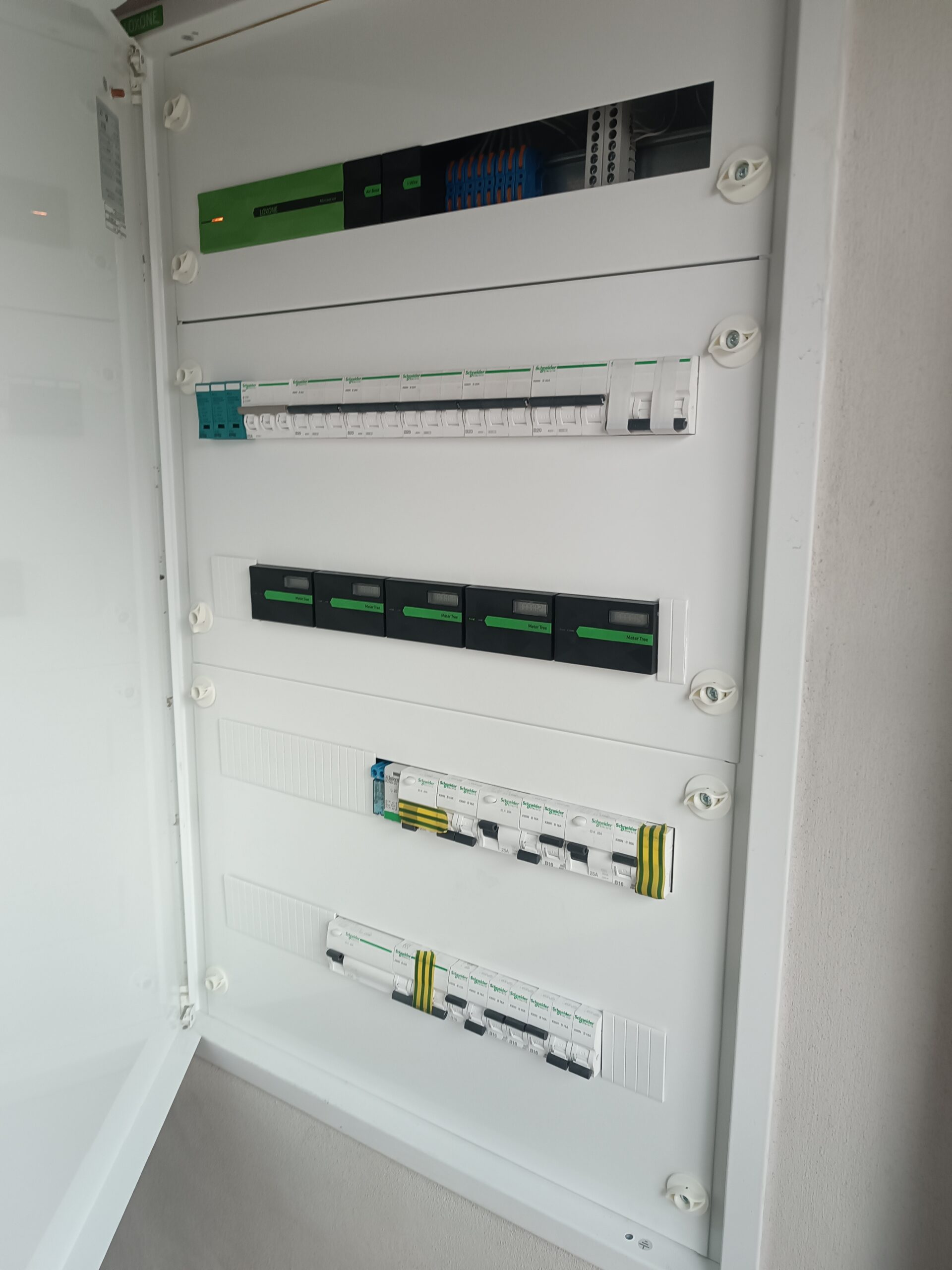 Elektrický rozvádzač menšieho bytového domu s osadenými krytmi